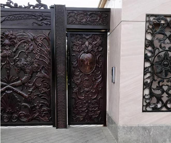 澳门威斯尼斯wns675入口曹德旺在福州的豪宅：全铜雕花大门还放着貔貅一看就是豪(图5)