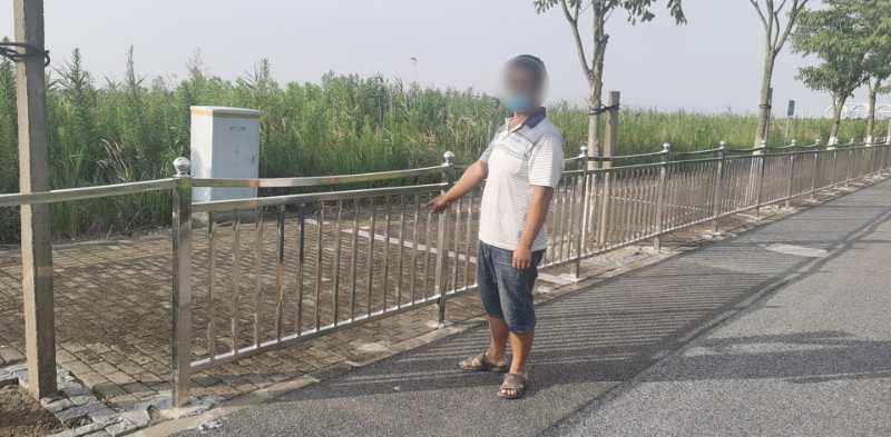澳门威斯尼斯wns675女子在上海马路上偷12片护栏用于家里装修被刑拘(图1)