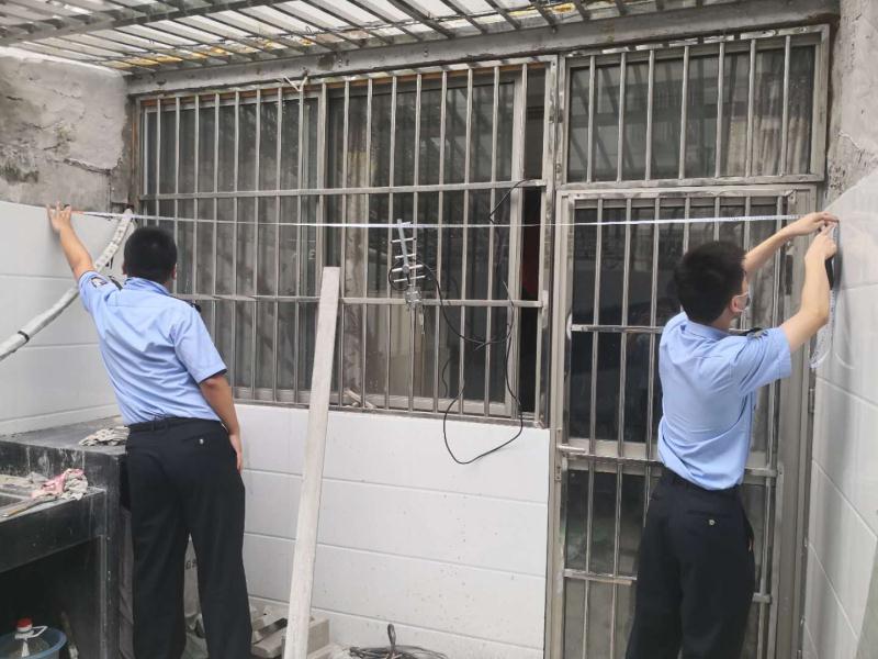 澳门威斯尼斯wns675女子在上海马路上偷12片护栏用于家里装修被刑拘(图4)